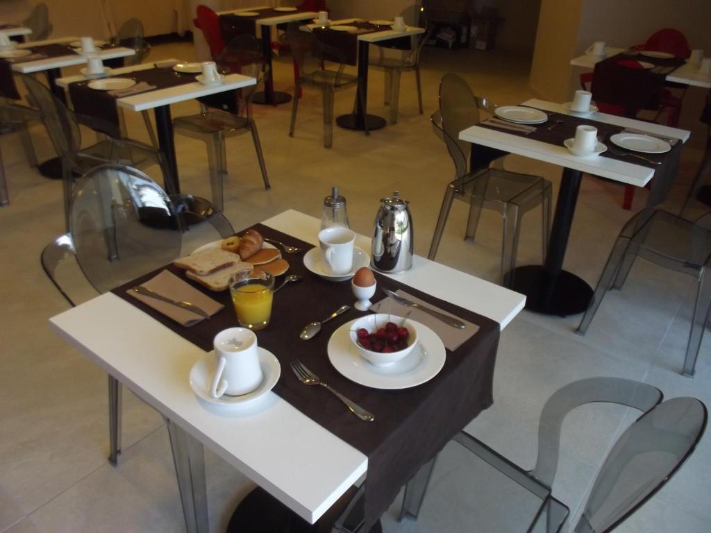 Le Domaine Des Oliviers Hotel Pierrelatte ภายนอก รูปภาพ