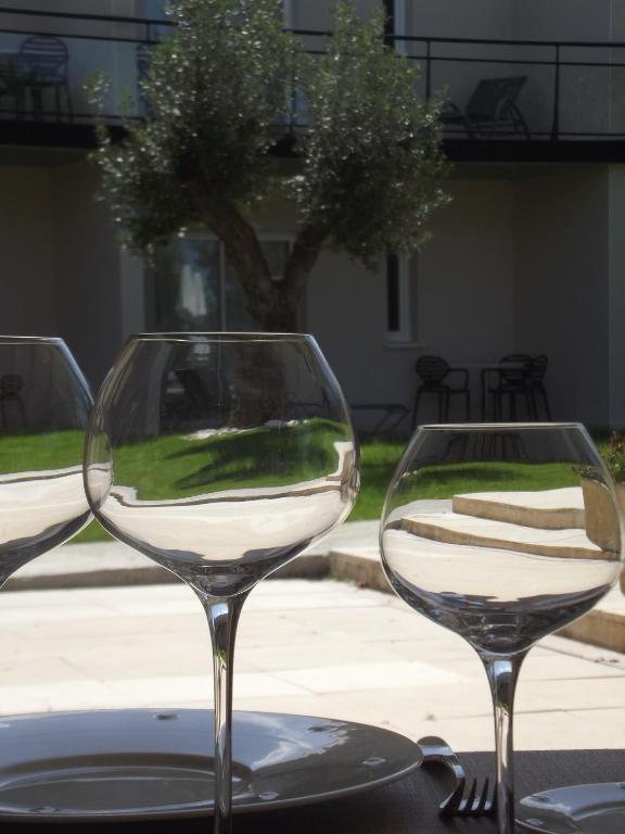 Le Domaine Des Oliviers Hotel Pierrelatte ภายนอก รูปภาพ