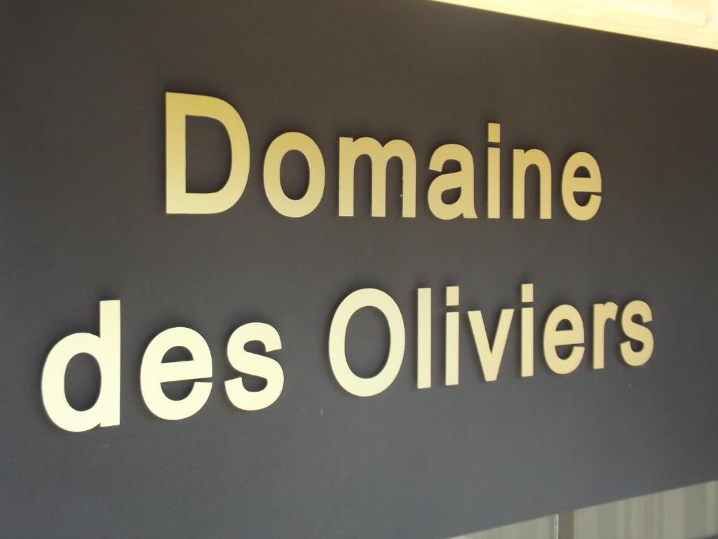 Le Domaine Des Oliviers Hotel Pierrelatte ภายนอก รูปภาพ