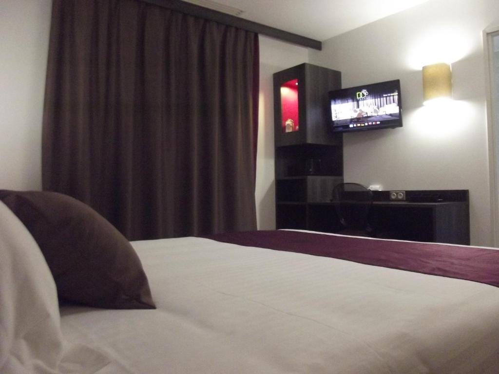 Le Domaine Des Oliviers Hotel Pierrelatte ภายนอก รูปภาพ