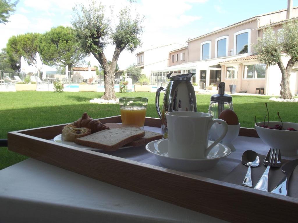 Le Domaine Des Oliviers Hotel Pierrelatte ภายนอก รูปภาพ