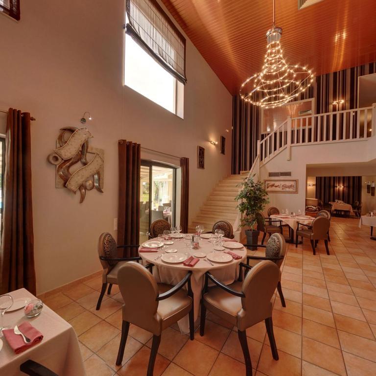 Le Domaine Des Oliviers Hotel Pierrelatte ภายนอก รูปภาพ